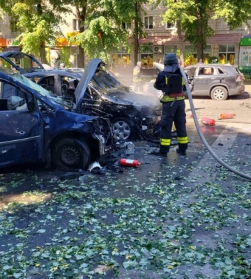Окупанти вдарили по центру Сум: є загиблий і постраждалі, згоріли автівки