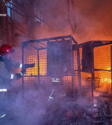 Окупанти вдарили по передмістю Харкова: пожежа на поштовому терміналі