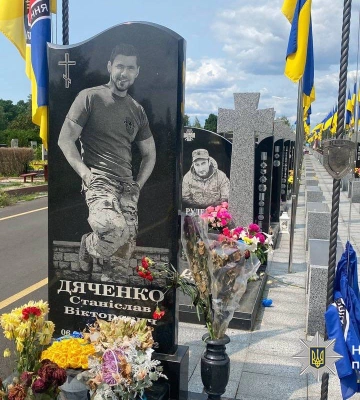Поліцейські затримали черкащанина за наругу над могилами військових завдяки камерам (ФОТО)