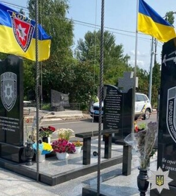 Псував прапори на могилах спецпризначенців: у Черкасах затримано 40-річного чоловіка, - Нацполіція. ФОТОрепортаж