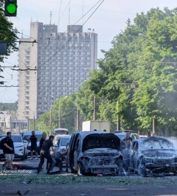 РФ ударила по Сумам. Есть пострадавшие, сгорели дотла автомобили. ФОТО