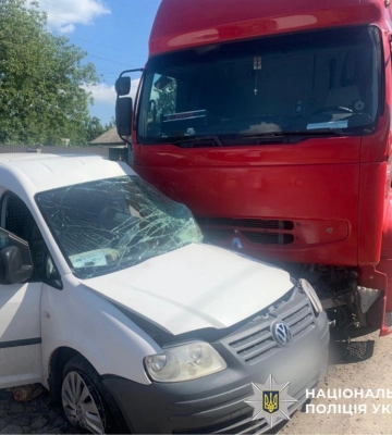 На Київщині у вантажівку врізався легковик, в якому загинув чоловік та травмувалася жінка На Київщині у вантажівку врізався легковик, в якому загинув чоловік та травмувалася жінка
