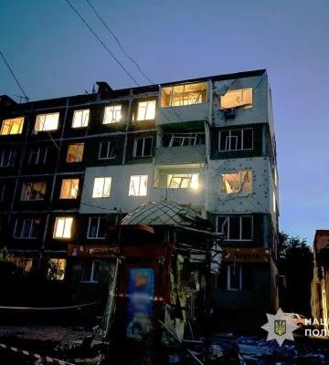 Окупанти атакували безпілотниками Чернігів: поцілили у підприємство, виникли пожежі, є поранені