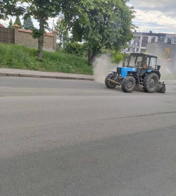 З вулиці Чорновола у Рівному демонтують огорожу, а на Київській змонтують обмежувальні стовпчики