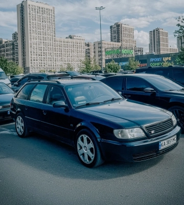 Спорткар для семьи: в Киеве заметили редкий заряженный Audi 90-х 