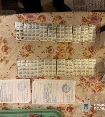 Поліція Закарпаття затримала жінку за підозрою у контрабанді психотропів у великих розмірах. ФОТО