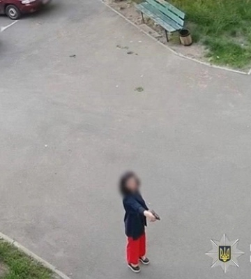 В Киеве женщина стреляла по дверям многоэтажки