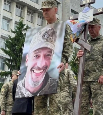 Київ прощається з колишнім актором «Дизель шоу» та військовим ЗСУ Максимом Неліпою