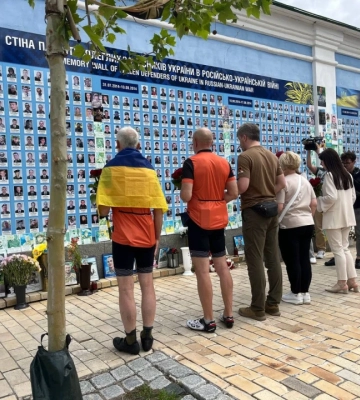 З Ужгорода до Києва - майже 900 км: у столиці зустріли учасників велопробігу "Шануємо памʼять захисників і захисниць України"