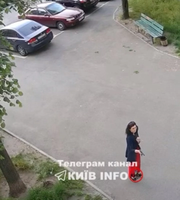 У Дніпровському районі жінка влаштувала стрілянину біля під’їзду – відео