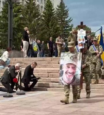 У Києві прощаються з телеведучим і військовим Максимом Неліпою