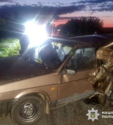 ДТП на Полтавщині: легковик протаранив припарковане авто