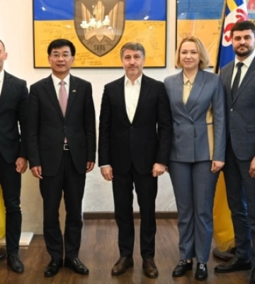 На Закарпаття прибув посол КНР, цікавиться виробництвом зеленої енергетики та скла