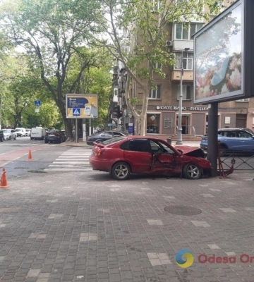 У центрі Одеси зіткнулися Lexus та Toyota: обидві автівки значно пошкоджені 