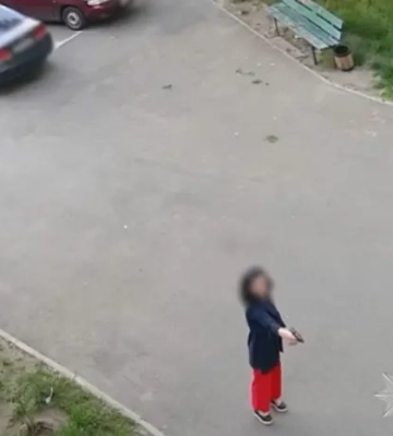 Столична поліція розшукує жінку, яка стріляла з пістолета біля будинку (відео)