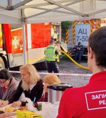 Окупанти атакували безпілотниками Чернігів: поцілили у підприємство, виникли пожежі, є поранені