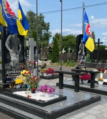Поліцейські затримали черкащанина за наругу над могилами військових завдяки камерам (ФОТО)
