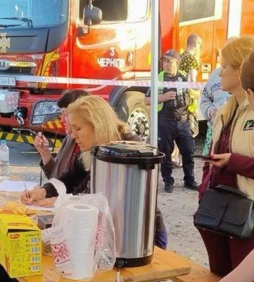 Окупанти атакували безпілотниками Чернігів: поцілили у підприємство, виникли пожежі, є поранені