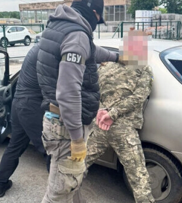 За $4 тис. хотів переправити ухилянта на матраці через кордон: затримано правоохоронця на Вінниччині. ФОТОрепортаж
