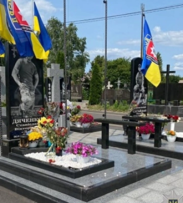 У Черкасах затримали чоловіка, який пошкодив прапори на могилах спецпризначенців