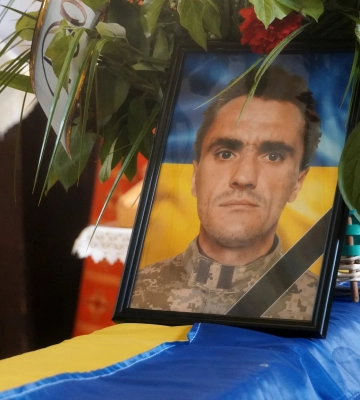 У Мукачеві прощались із військовим Михайлом Ярошем