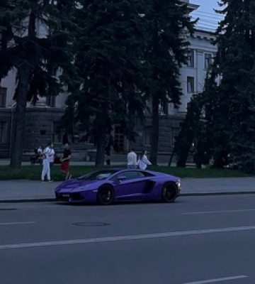 «Поцілував» суперкар: у Луцьку п’яний водій «мерса» в’їхав у припаркований «ламборджині» 