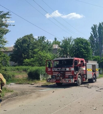 Враг ударил по запорожскому поселку и попал в пожарный автомобиль, который тушил возгорание