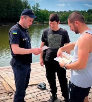 Мукачівські рятувальники нагадали правила безпеки біля води: попереджений – значить захищений!