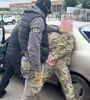 За $4 тис. хотів переправити ухилянта на матраці через кордон: затримано правоохоронця на Вінниччині. ФОТОрепортаж
