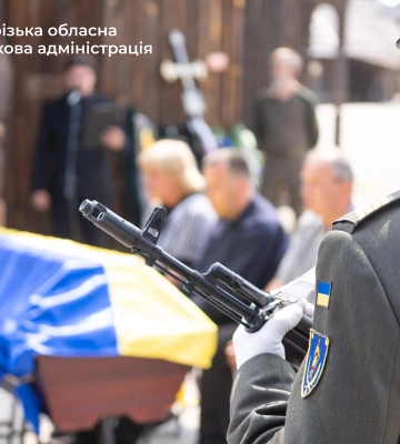 «Щоб люди бачили, хто за них віддав життя»: в 115 батальйоні ТРО у Запоріжжі відкрили стенд пошани загиблих захисників. ВІДЕО