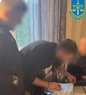 $12 тысяч за «больную жену» – чиновника Голосеевской РГА подозревают в незаконной схеме побега за границу