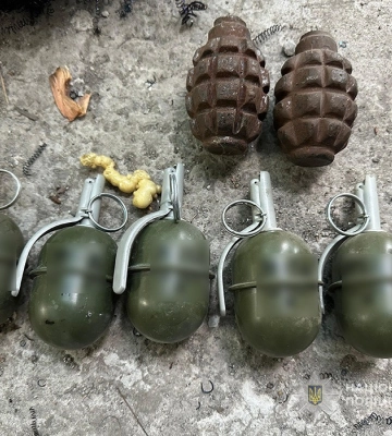 На Запоріжжі поліцейські вилучили у двох наркоплантаторів ще й гранати та боєприпаси. ФОТО