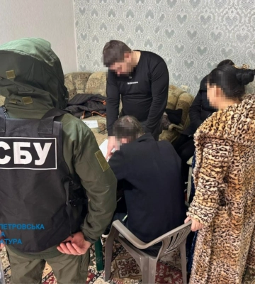 На Дніпропетровщині викрито групу осіб, які ошукали родини військових на мільйони гривень. ФОТО