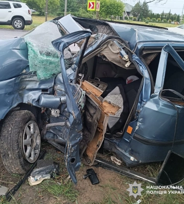 На Львівщині водій  Volkswagen Vento не розминувся з деревом