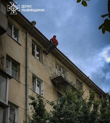Операція «Балкон»: у Львові рятувальники з даху потрапили до жінки, яка потребувала допомоги, - ФОТО