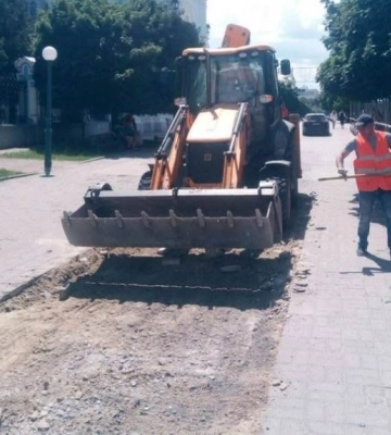 У Сумах знову перекладають плитку на Соборній