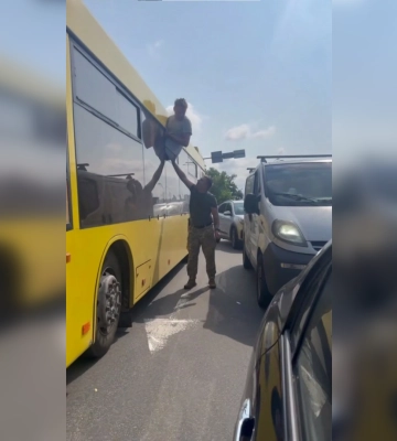 У Києві на мосту Патона чоловік через вікно спробував втекти з автобуса ТЦК – відео