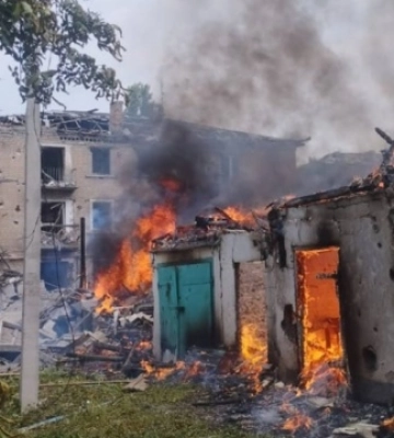 Росіяни вдарили авіабомбою по будинках у Родинському на Донеччині, є поранені