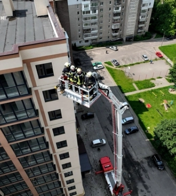 Біля луцької «висотки» підняли до даху рятувальників на пожежній драбині: що там сталося 