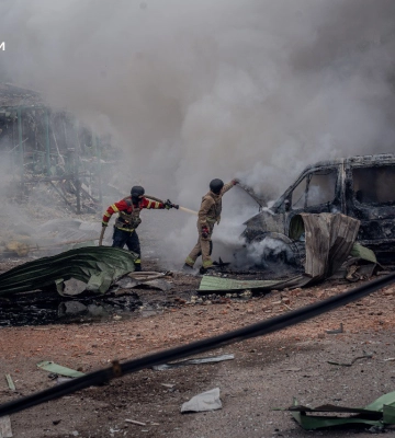 У Сумах рятувальники неодноразово потрапляли під ворожі удари, ліквідовуючи наслідки атаки (відео)