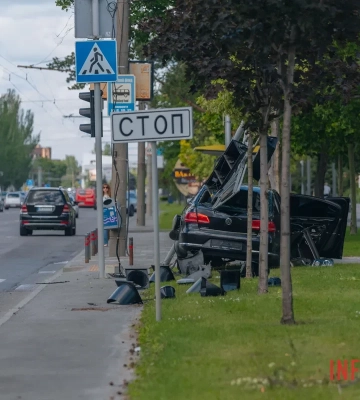У Дніпрі легковик зніс світлофор і розкидав запчастини по тротуару (Відео)