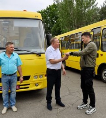 Інклюзивний доступ до якісної освіти: громади Миколаївщини отримали спецавтобуси