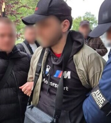 Допомагав чоловікам тікати від мобілізації за кордон: У Києві затримано власника барбершопу, - Нацполіція. ФОТОрепортаж