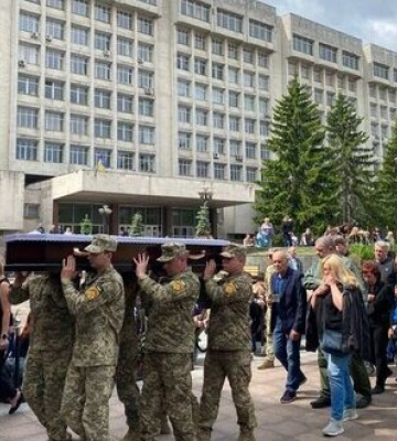 Із актором Максимом Неліпою, який загинув у бою проти окупантів, попрощалися у Києві. ФОТОрепортаж