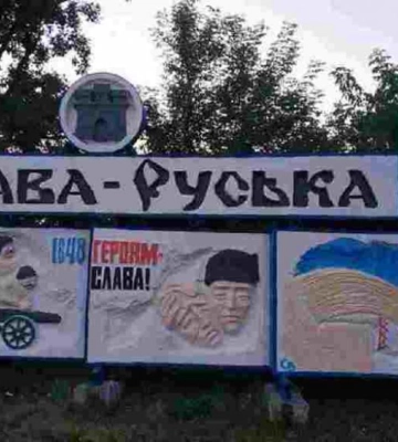 На Львівщині судили дівчину, яка вилізла на дорожній знак та зняла відео під музику РФ
