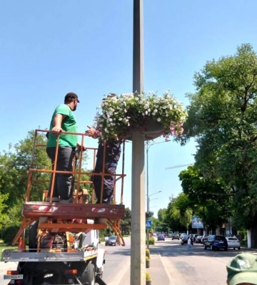 Одесу прикрашають підвісними вазами з квітами 