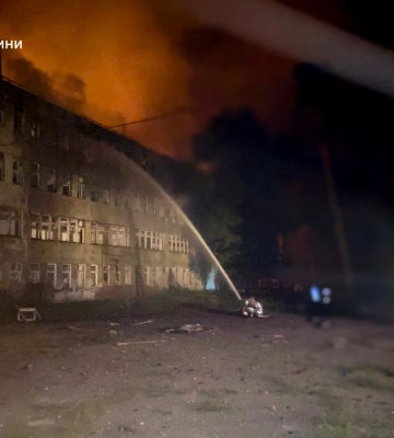 Рятувальники гасили пожежі у Сумах та Тростянці після ворожих атак