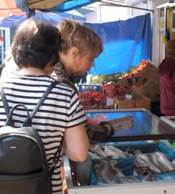 Які ціни на свіжу та морожену рибу на луцьких ринках (відео)