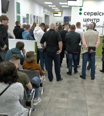 «Справжній квест»: люди займають чергу з ночі, щоб отримати талон у Луцькому сервісному центрі