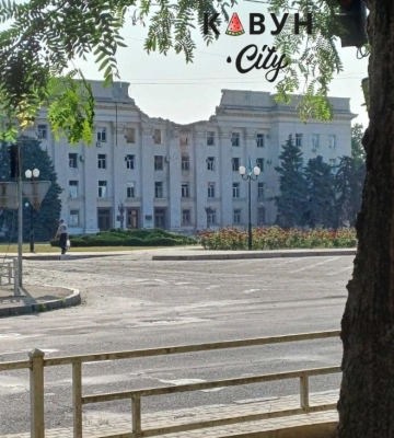 Російські терористи скинули дві тонни вибухівки по центру Херсона (, )